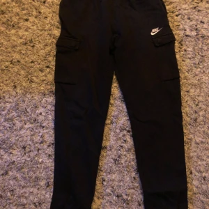 Svarta Nike mjukis brallor - Säljer mina mjukis byxor då de är för små. Ny pris ca 500-600 kr. Mycket bra skick