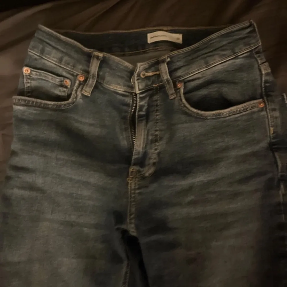 Bootcut jeans från gina tricot, lite trasiga nere vid benen för att dom är för långa på mig. Jeans & Byxor.