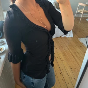 Svart kofta / topp - Super fin svart topp / kofta i strl dd