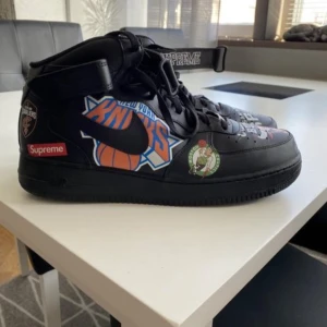 Nike Supreme skor - Nike supreme skor i använt skick men fortfarande sköna å gå i. På stock X kostar dem här 1151$. Skorna sälja billigare då dem är använda.
