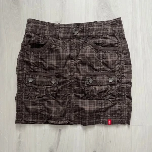 Kjol  - lårläng, är i fint skick och oanvänd! 💗