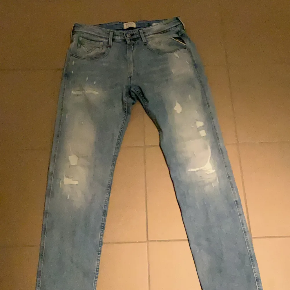 Säljer dessa tvärsnygga Replay Anbass jeans. Dem har en sjukt najs ljusblå färg med tvärcool tvätt och slitningar. Mycket bra skick. Storlek W 31 L 32 men passar mindre. Pris: 599 kr. Dm för mer info❗️. Jeans & Byxor.