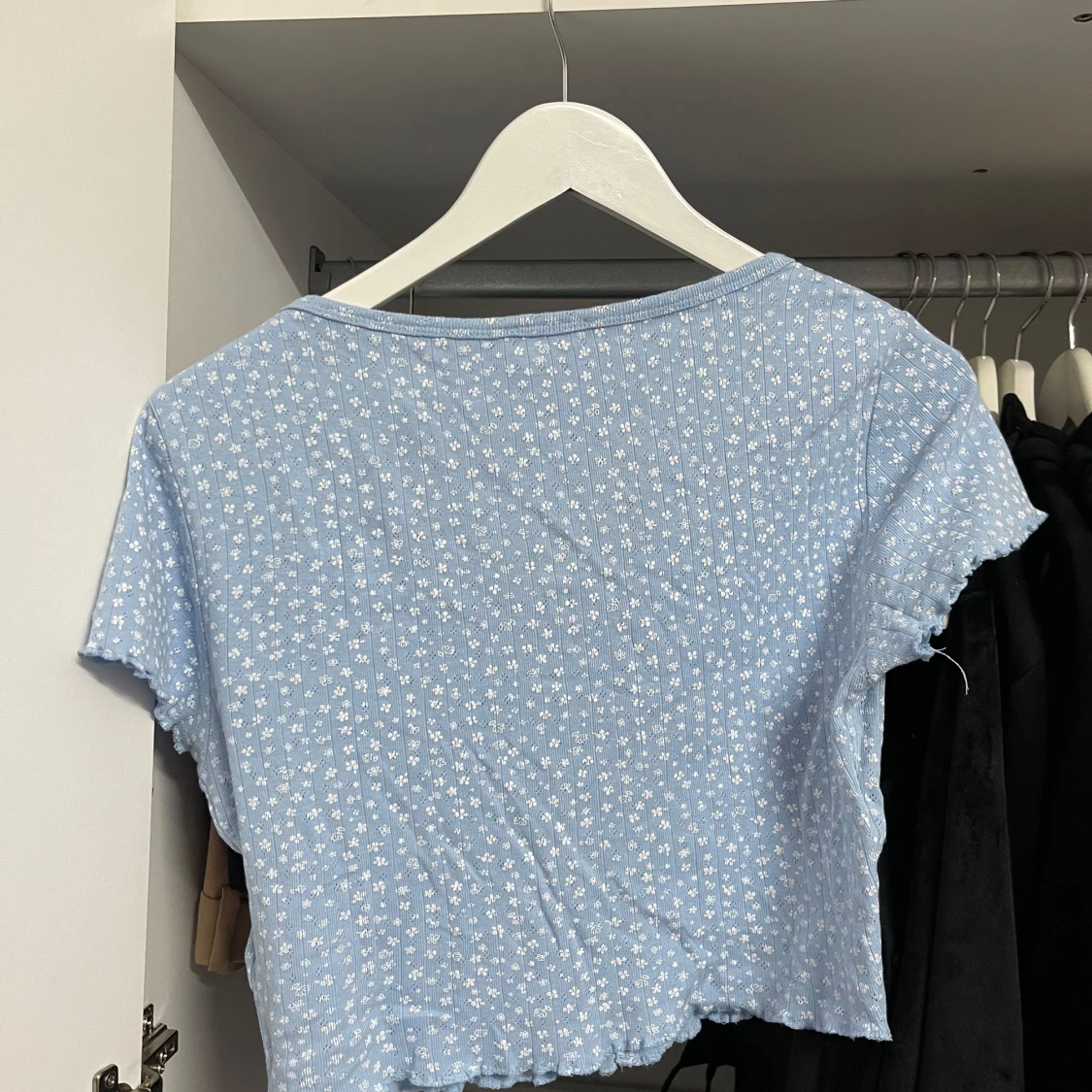 Blå blommig topp från FB Sister - 92