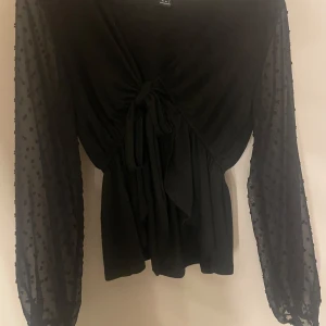 Blus  - Svart jätte fin blus med knyte Använd 1 gång