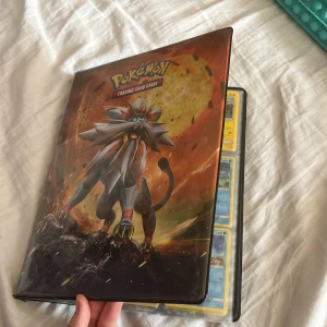 Pokémon kort - Pokemon kort (tror inte de e några speciella) 79st då många är dubbletter och sånna energi kort (finns mer än vad man ser på korten så fråga om du undrar något!). Medföljer förvaringen på köpet.