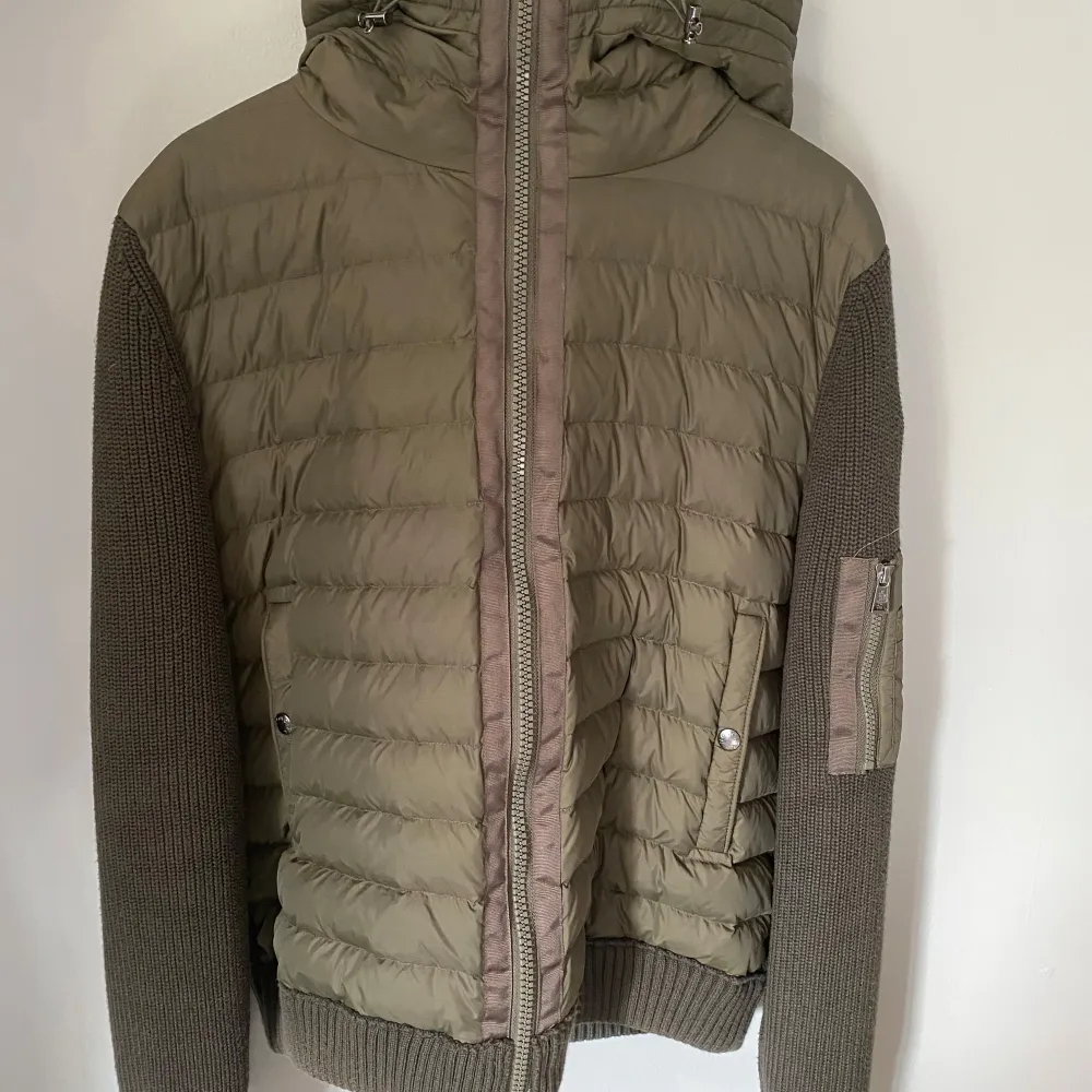 En riktigt fet moncler cardigan i olivgrön.  Storlek M-L. NFC sqan och qr kod fungerar. Perfekt till hösten och vintern. O B S (1: 1) Hör av er om ni vill veta mer!😁 Mvh . Jackor.