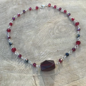 Halsband  - Vackert silverhalsband av röda go h svarta glaspärlor🔴🖤