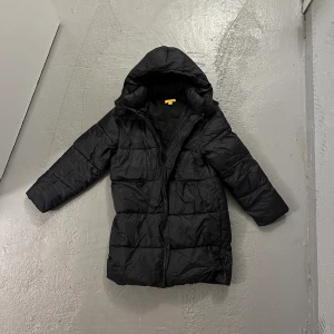 Svart vinterjacka  - Storlek 158/164 (passar mig som är en S), använt fåtal gånger så den är i fint skick. Jackan går ner till precis ovanför knäna 