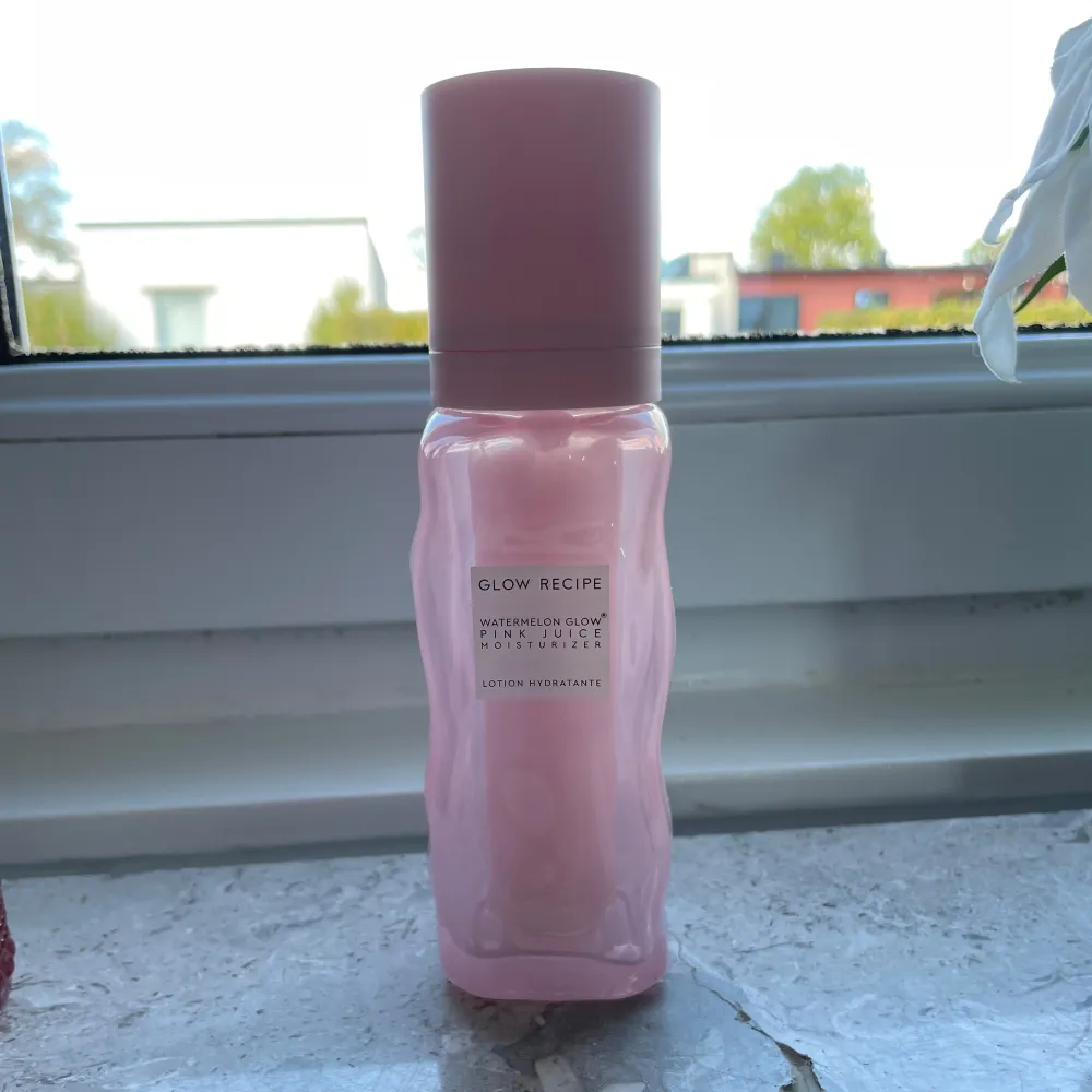 Säljer Glow Recipe Watermelon Glow Pink Juice Moisturizer! Den är perfekt för att ge huden ett härlig glow. Den är lätt och återfuktande, perfekt för daglig användning. Aldrig använd och kommer i ordinarie förpackningen. ( 50 ml). Skönhet.