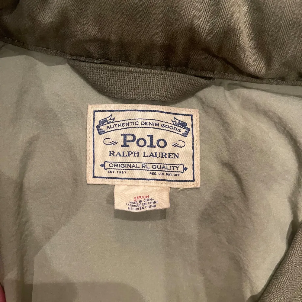 Intressekoll på Ralph lauren field jacket i storlek S men sitter som M. Nypris ligger på cirka 5000. Den är helt utan deffekter och har inte använts alls mycket. Perfekt till hösten och är riktigt snygg. Vid fler frågor är det bara att höra av sig😁. Jackor.