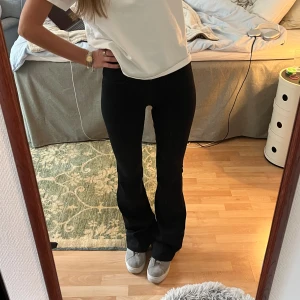 J Brand jeans  - Helt nya. Väldigt långa, för långa på mig som är 168! Nypris ca 3000kr. Svarta 