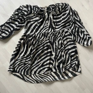 Strandklänning  - Zebra - strandklänning! Superfin och bra skick! Säljer pga köpte en ny lite mindre då denna är för stor för mig! 
