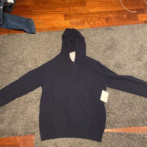 Kashmere hoodie - Tja, säljer nu min sayless 100% Kashmir hoddie i färgen navy då den är för liten för mig.( är 180 cm, 62 kg). Köpt för 899 och lapparna finns kvar. Skriv för fler frågor eller funderingar.