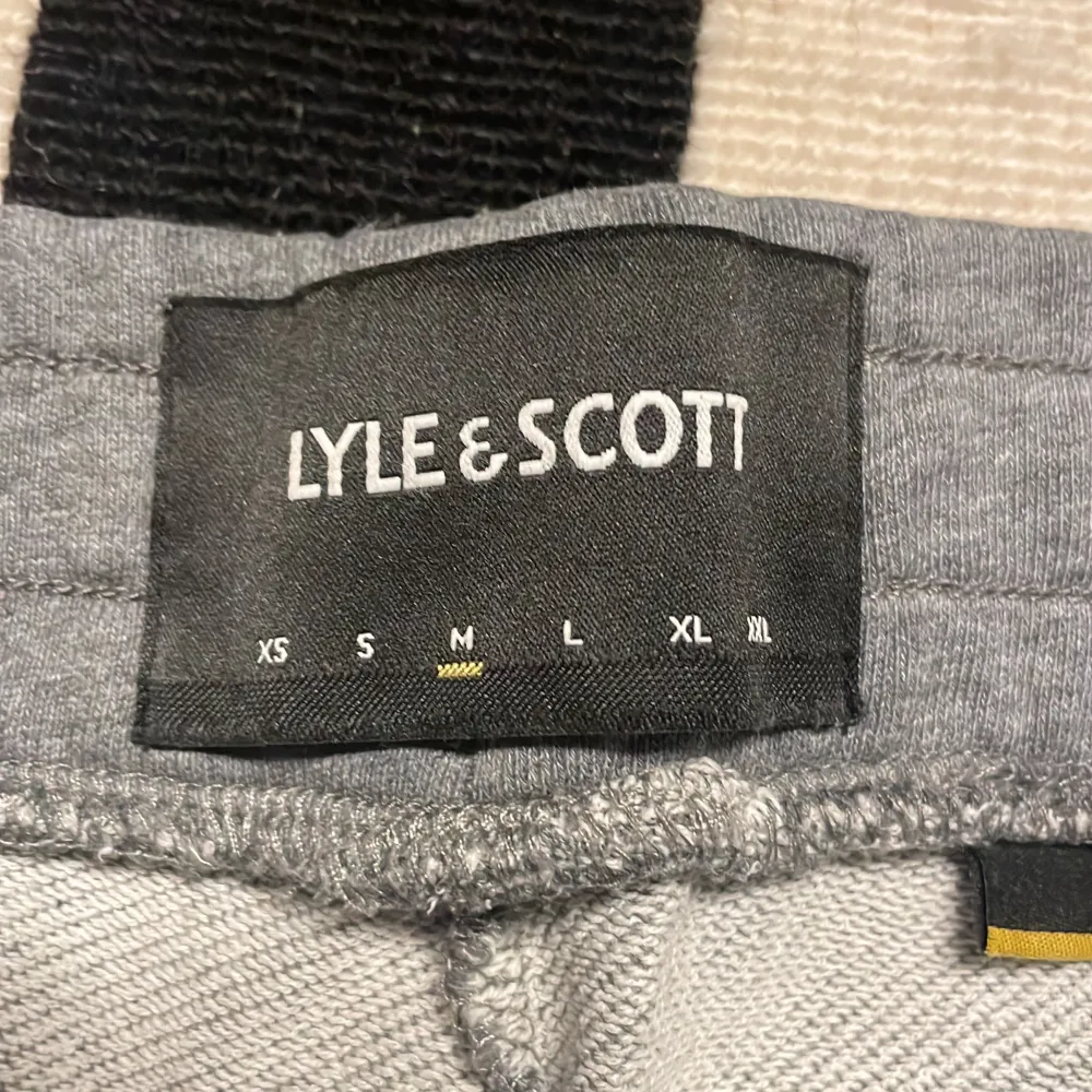 Säljer ett par grå mjukisbyxor från Lyle & Scott. De är superbekväma med en normal passform. Perfekta för en chill dag hemma. Nypris: 800kr. Jeans & Byxor.