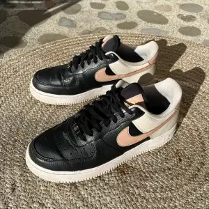 Nike Air sneakers i snygg 2-delad färg! Storlek 40 och i bra skick. Tyvärr blivit lite små för mig så därav säljes! 