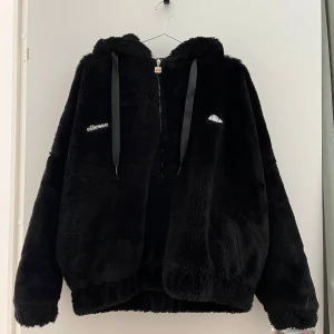 Svart fluffig jacka - Oversize🧸 Jätte fint skick!