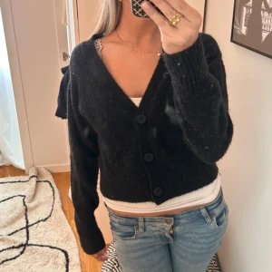 Stickad kofta - Säljer denna supersnygga kofta då den inte kommer till användning💗💗💗
