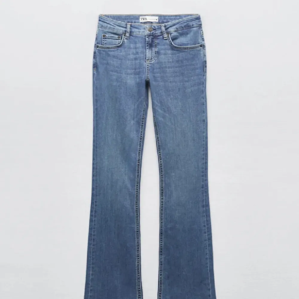 Bootcut jeans från zara i storlek 36💓💓slutsålda på hemsidan!!. Jeans & Byxor.