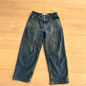 Polar bigboys jeans  - Jag säljer dessa polar bigboys jeans för att jag tycker dem är lite stora men den är i fint skick enligt mig men lite slita längst nere i benen men annars sitter dem bra. Pris kan diskuteras!