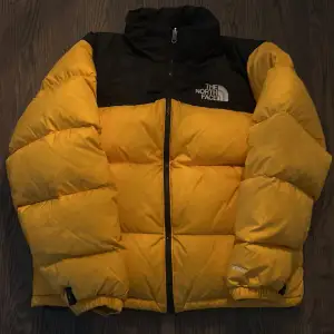 Fet North face 1996 retro nuptse jacka i en unik gul färg 👀 Storlek M, finns även funktion så man kan spänna åt jackan i midjan ✅ Finns småfläckar som bara syns på väldigt nära håll, hör av dig om du vill ha närmare bilder 🤠Nypris ca 4000!   