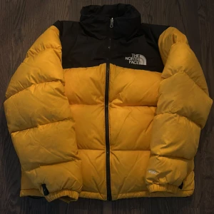 The north face jacka  - Fet North face 1996 retro nuptse jacka i en unik gul färg 👀 Storlek M, finns även funktion så man kan spänna åt jackan i midjan ✅ Finns småfläckar som bara syns på väldigt nära håll, hör av dig om du vill ha närmare bilder 🤠Nypris ca 4000!   