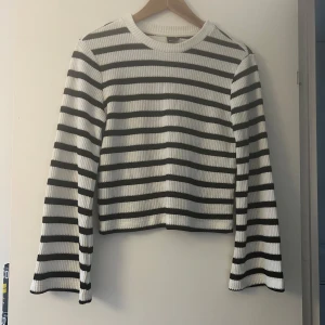 Stickad tröja  - Säljer denna stickade randiga tröjan från Ginatricot som inte säljs längre. Tröjan är sällan använd och är nu förliten! Mycket bra skick. 