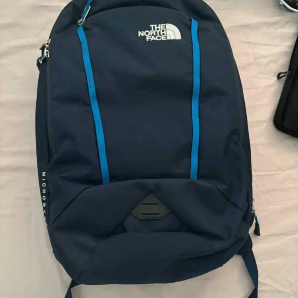 Jättefin the north face ryggsäck som köptes för några år sedan men endast använd 1 gång. Nytt skick och jättefin den har 3 stora fack, datorfack, pennhållare, massor små fack (se bild 3) praktiskt för skola och resor! Köpt för 900 kr. Laukut & Käsilaukut.