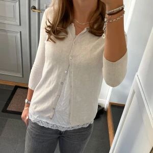 Beige stickad kofta  - Trekvartsärmad beige stickad kofta från Zara i storlek M, passar även S. Fint skick. Använd gärna köp nu!