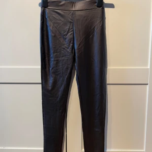 Bruna skinnleggings - Säljer ett par snygga bruna skinnleggings. De är tighta och har en hög midja🖤