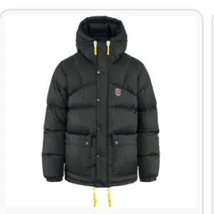 Fjällräven  - Fjällräven jacka i storlek xs bra skick används måttligt .  skriv privat för egna bilder . köparen står för frakt 🫶🏻