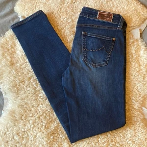 Jacob Cohen Jeans - Säljer dessa sjukt snygga och sköna jeans från Jacob Cohën i modellen 711 slim! Jeansen har en snygg tvätt som jag starkt rekommenderar nu till höst + vinter. Skick 9.5/10. Tveka inte på att höra av dig vid frågor eller funderingar! ⭐️