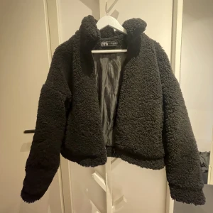 Teddyjacka från Zara  - Säljer denna söta jackan ifrån zara! Som ny. 💓