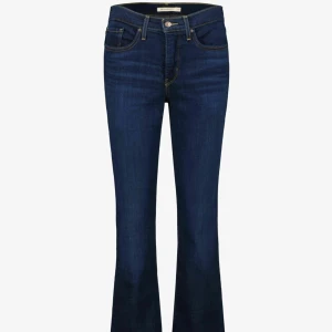 Mörkblå bootcut jeans - Snygga mörkblå bootcut jeans med klassisk knappgylf. Perfekta för en stilren look med en touch av retro. Passar bra till både sneakers och klackar. Använda endast en gång. Strl W32 L34 men passar mig som har W29. 