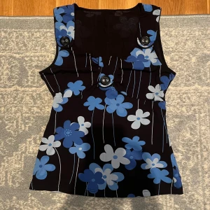 Topp - Söt topp med knappdetaljer och blommigt mönster, påminner mej om marimekko! Funkar till fest vardags och annat❤️‍🔥