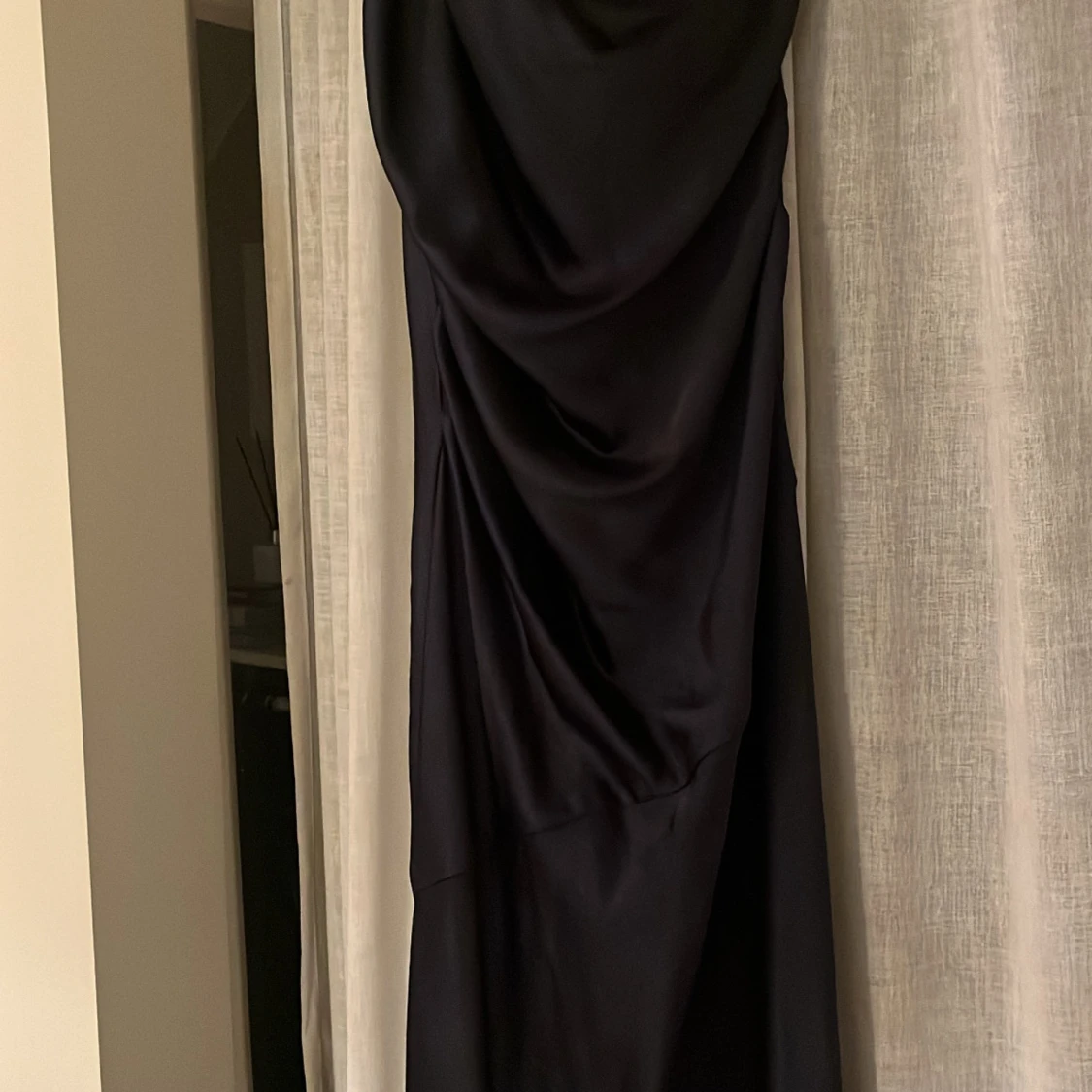 Mörkblå långklänning med oneshoulder - 1