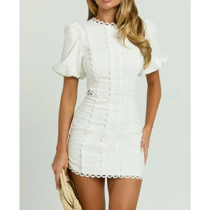 Vit klänning med puffärmar - Intressekoll på denna vita slutsålda klänning från showpo, prislappen kvar! 💗