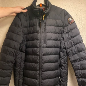Parajumper jacka - Ugo super Lightweight jacket från Parajumpers. Använd fåtal gånger, nyskick. 