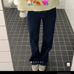 J Brand jeans  - Har varit mina absoluta favoritjeans. Storlek 25. Passar mig som är 168 lång. Lågmidjade. Slitna längst ner som ni kan se på sista bilden. 
