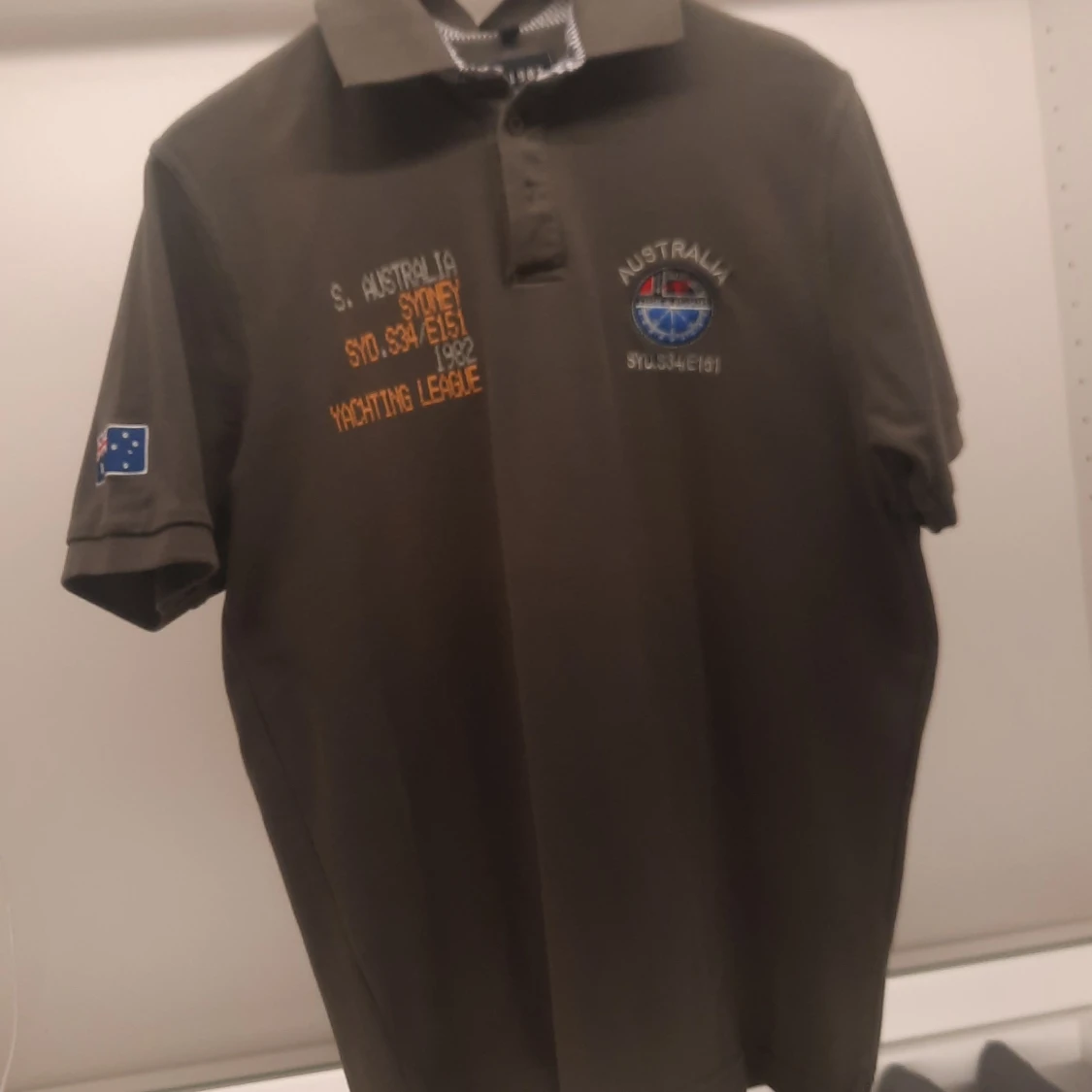 Olivgrön pikétröja från Est. 1982 Sweden