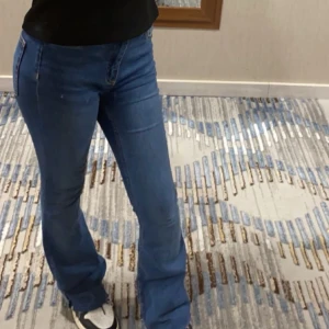 Blå bootcut jeans  - Snygga blå bootcut jeans med klassisk femficksdesign. De har en bekväm passform och är perfekta för en avslappnad stil. Klippta nere eftersom de var för långa (passar någon är 155 o lite till)