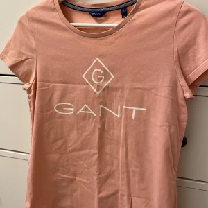 Rosa t-shirt från GANT - Fräsch rosa T-shirt från GANT stl S. Sparsamt använd, mycket fint skick. Tryckt logga fram.
