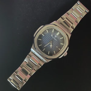 Silverfärgad klocka  - Snygg klocka helt ny pris kan diskuteras 