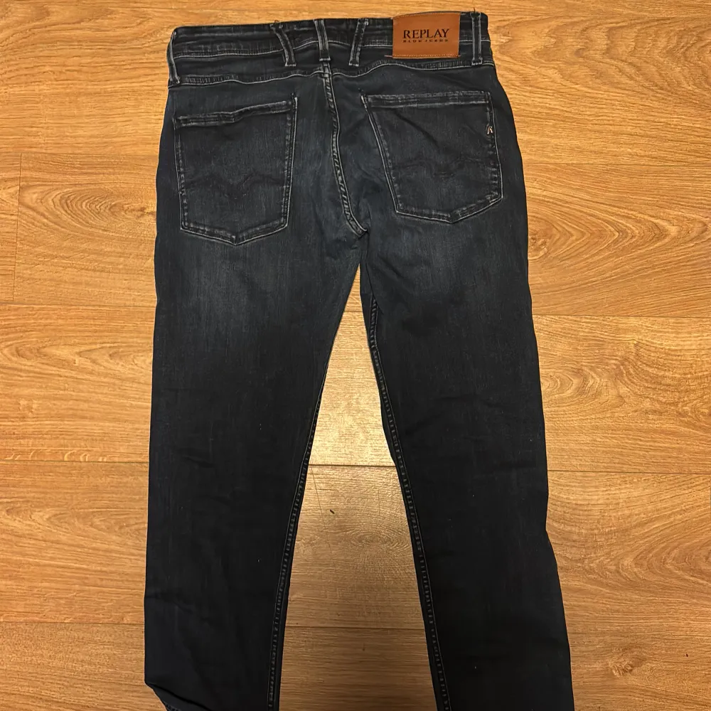 Snygga mörkblå jeans från Replay. De är slim fit storlek w31/L32 nypris 1200+. Jätte fint skick 9/10 inget fel med dom. Farkut & Housut.