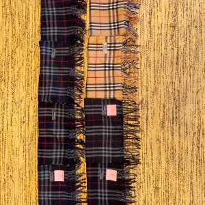 Burberry halsdukar - Hej, säljer nu Burberry halsdukar i färgerna mörkblå och beige. Halsdukarna finns i materialen kashmir och lamull. Billigare vid köp av flera halsdukar. Priset ÄR fast i sten! Var inte rädd för frågor. Mörkblå lamull: 399kr, mörkblå kashmir: 499kr, beige lamull: 499kr, beige kashmir: 599kr.