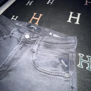 replay anbass - säljer nu dessa riktigt feta replay anbass jeansen i stlk 30/32. slim fit passform och perfekt för vardaglig outfit! skriv ifall du har undrar något eller är intresserad!
