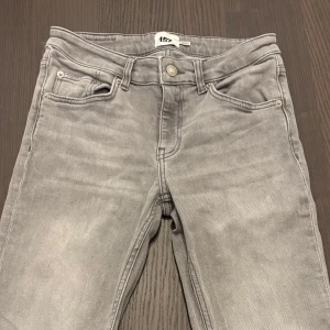 Grå jeansbyxor - gråa jeans från lager 157. Jag är 170cm och dem passar i längden. Använda fåtal gånger