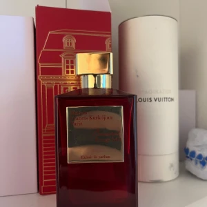Baccarat Rouge 540 Extrait de Parfum 100ml/200ml - Nypris: 8150kr, har kvittering. Unisex parfym. Säljer Maison Francis Kurkdjians mest igenkända och dyraste parfym, Baccarat Rouge 540 Extrait de Parfum. Finns ingen bättre doft, får komplimanger nästan varje dag, varar hela dagen i hud och en vecka på kläder. Boxen följer med. Alla baccarat inlägg på plick är fakes/replicas, min är den enda som är autentisk. Batchkoden är V24052. 100ml kvar av 200ml. Du får bäst deal här jämfört med andras inlägg.