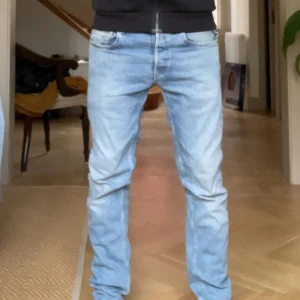 Ljusblå jeans från Replay - Snygga ljusblå jeans från Replay med en klassisk femficksdesign. De har en bekväm passform och är perfekta för en avslappnad stil. Märkeslogga på bakfickan och en läderpatch vid midjan ger en extra touch.