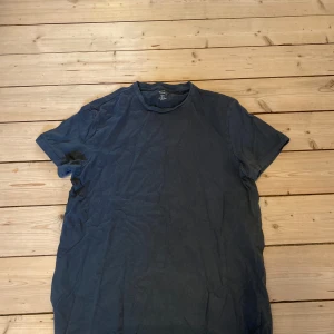 Skön T-shirt - Bra skick  - Växt ur den! Säljer den billigt, kanske ser lite skrynklig ut, men den är i bra skick…Vid funderingar eller fler bilder så är det bara att kontakta mig! Kolla även in min sida. Säljer kläder sjukt billigt och då har du chansen att köpa bundles…Med vänlig hälsning, 👋 