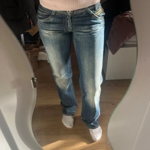 Blå jeans från Miss Sixty - Snygga blå jeans från Miss Sixty med en klassisk femficksdesign och en cool tvättad look. De har en knapp och dragkedja framtill samt kontrastsömmar som ger extra stil. Perfekta för en avslappnad och trendig stil. Storlek 14år, för små för mig som vanligtvis har xs/s, men väldigt långa på mig (167cm)
